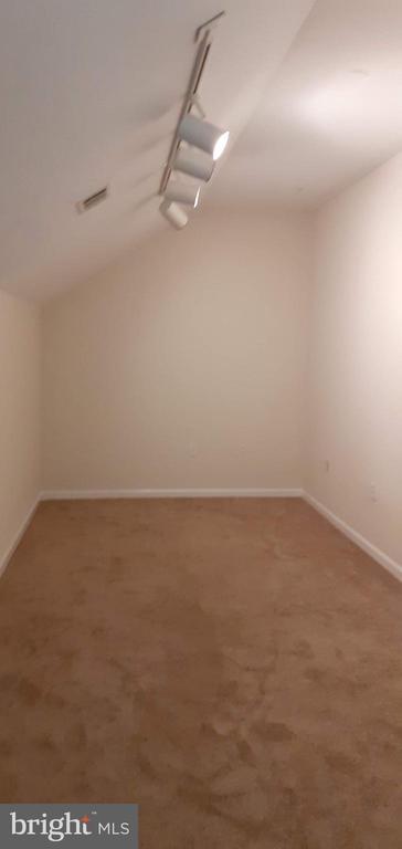 Building Photo - 9605 Lake Point Ct