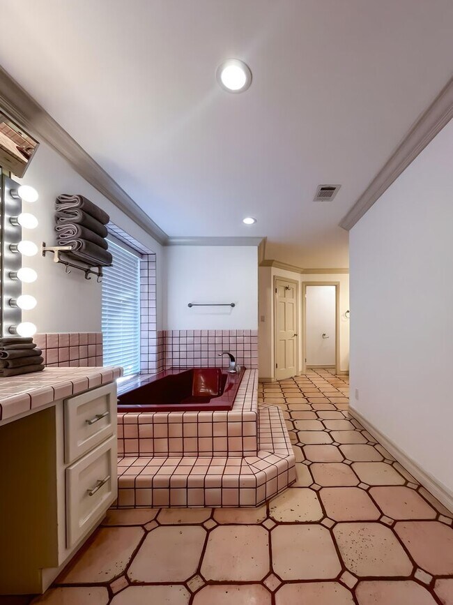 Building Photo - Unbelievable Furnished Studio Lease in WeH...