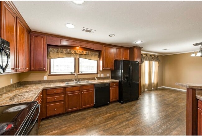 Building Photo - 571 7 Pines Rd