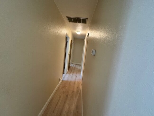 Building Photo - 3 Bedroom, 2 bath home with indoor laundry...