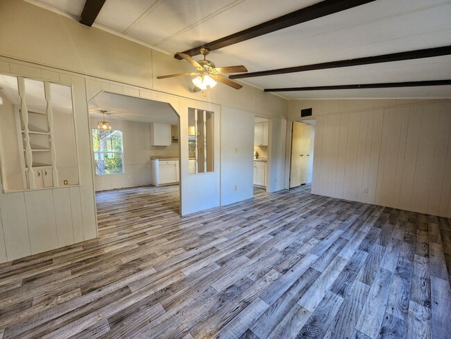 Building Photo - 2br - 2 Bed 2 Bath w/ screened porch and FULLY FENCED Backyard!