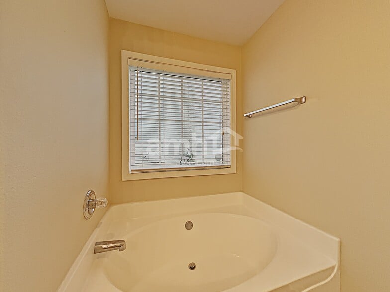 Building Photo - 6483 Grand Hickory Dr