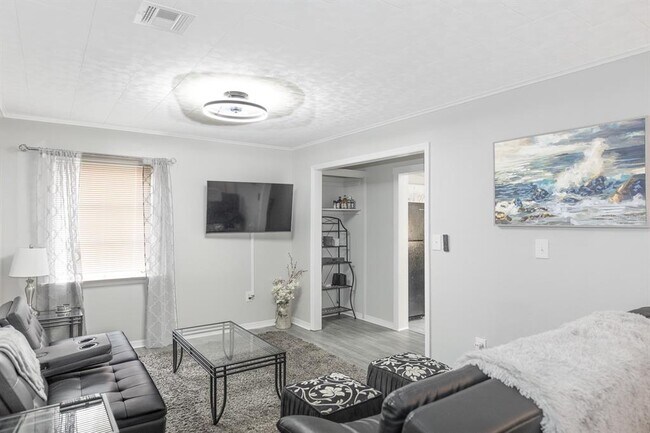 Building Photo - 107 Iona Ave