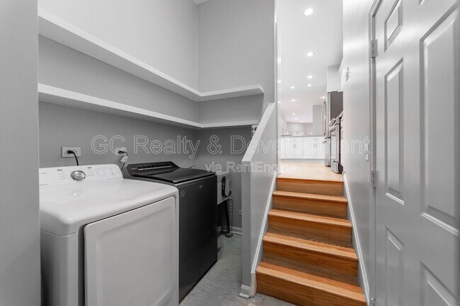 Building Photo - 5424 S Ellis Ave