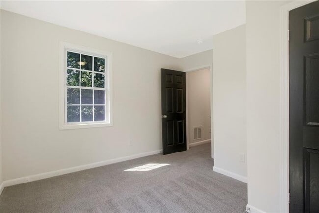 Building Photo - 551 Valley Hill Rd SE