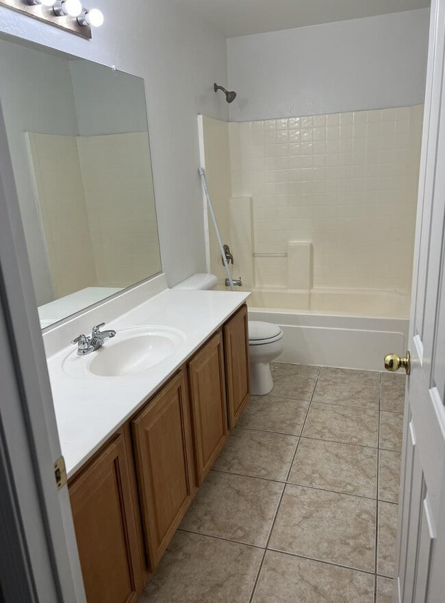 Building Photo - 3637 E Parkview Dr