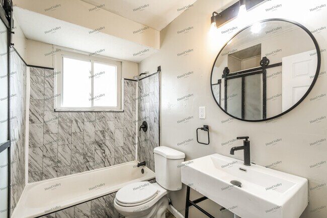 Building Photo - 9922 Duke Dr