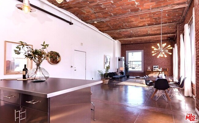 Building Photo - 215 W 7th St