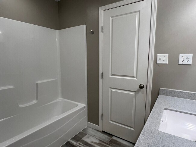 Building Photo - Recently Remodeled 3 Bed / 2 Bath near Mercy Hospital