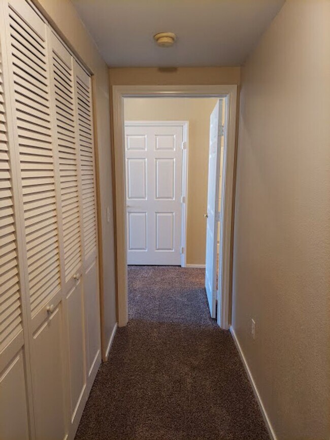 Building Photo - Three bedroom unit on the 2nd floor of gated SE community with pool/spa