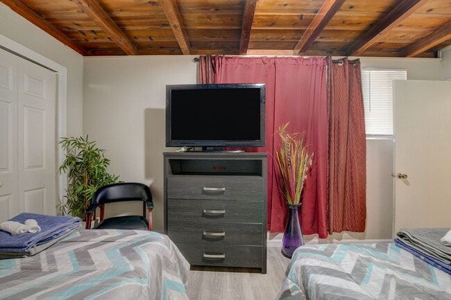 Building Photo - Cozy 2-Bedroom Unit in Prime Las Vegas Loc...