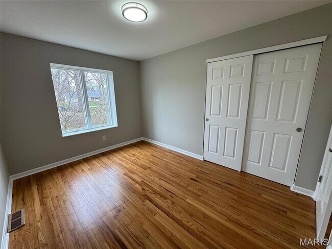 Building Photo - 924 Fernview Dr