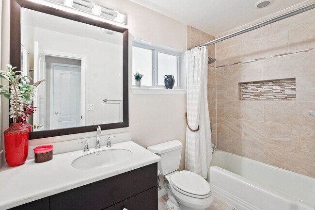 Building Photo - Stunning 4BR/3BA Pool Home with Outdoor Oa...