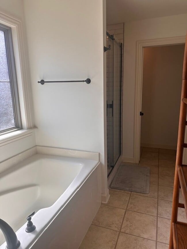 Building Photo - Ridgewood West End Home