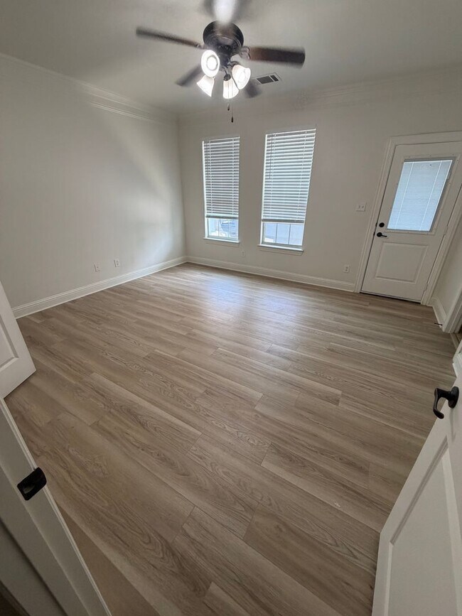 Building Photo - 2320 Stutz Dr