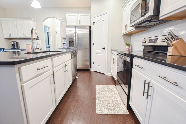 Building Photo - Pet Friendly Three Bedroom with Bonus in S...