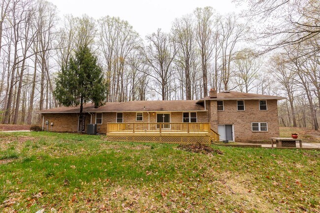 Building Photo - 4 Bedroom Home on 5 Acres of Land in Beautiful Upper Marlboro Maryland