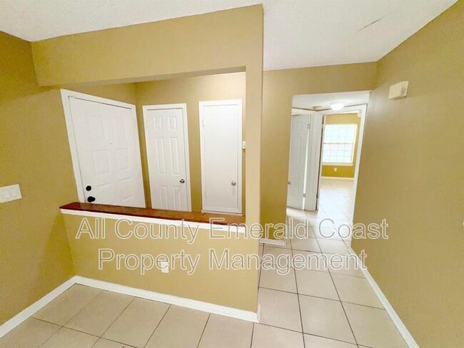 Building Photo - 875 Fairview Dr