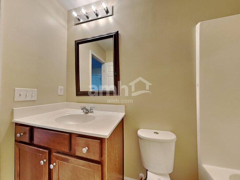 Building Photo - 409 Lakewind Dr