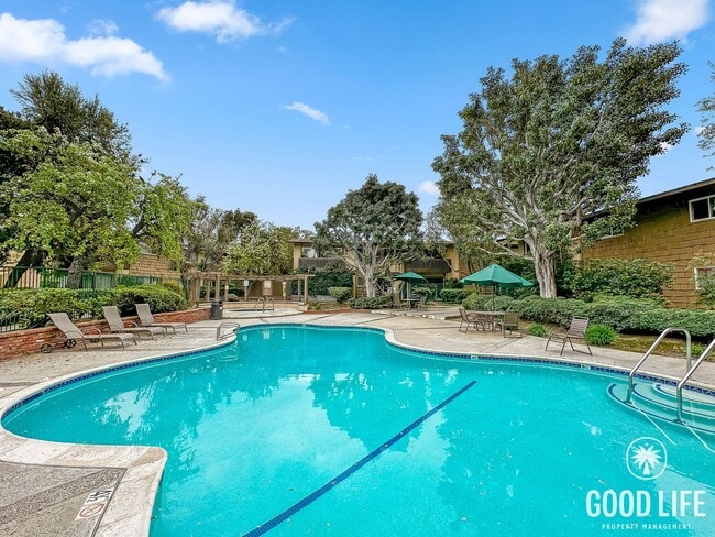 Building Photo - PRICE REDUCTION! 2BR in Gated Community | Pool, Jacuzzi & Balcony