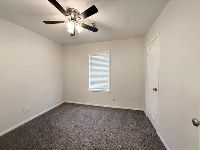 Building Photo - Adorable 3/1/1 Home on Giant Lot in Lake J...