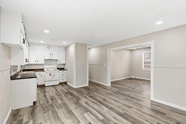 Building Photo - 4 Bedroom home 2 bath Available NOW!