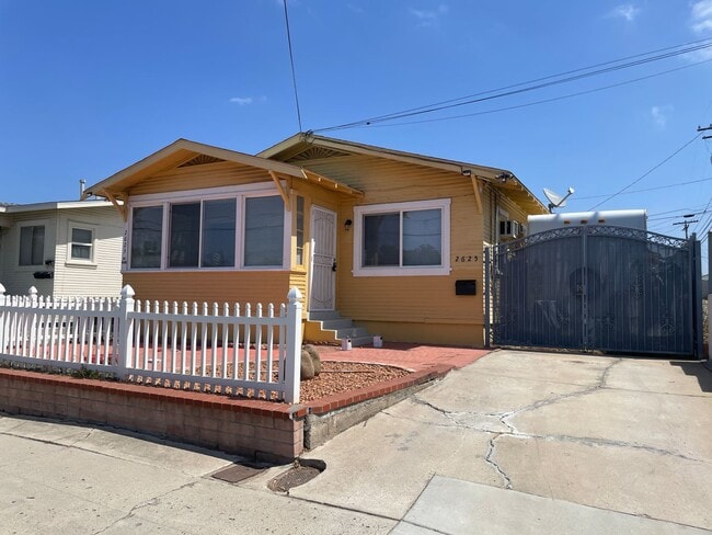 Building Photo - Gorgeous 2-bedroom house for rent! 1-Month...