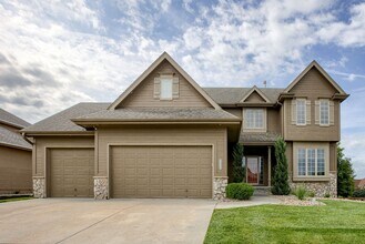 Building Photo - Must See West Omaha 5 Bedroom!!