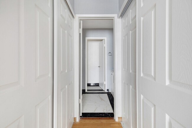 Building Photo - Spacious Studio On The First Floor!