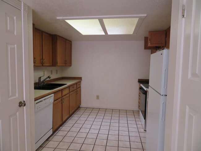 Building Photo - Clean 3 Bedroom 2 Bath Home For Rent