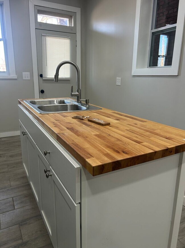 Building Photo - Beautiful 3 Bedroom Home in Harrisburg!