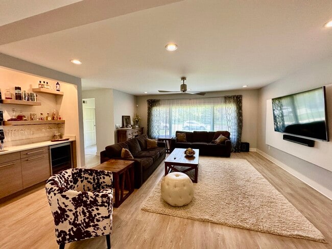 Building Photo - 4515 N Lake Dr