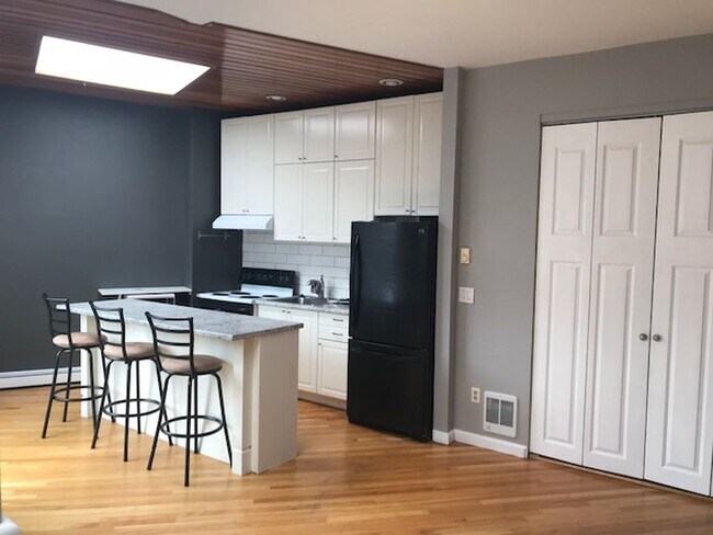 Building Photo - 390 Riverway