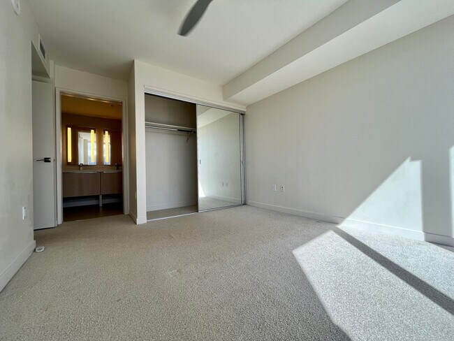 Building Photo - Symphony Honolulu: 2 Bed, 2 Bath w/ 2 Park...