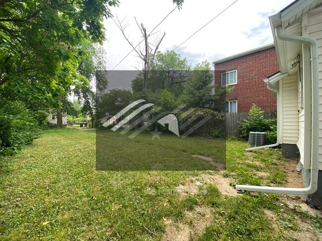 Building Photo - 1004 W Fairview Ave