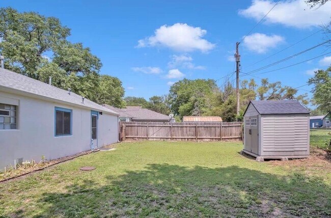 Building Photo - Beautiful 3 Bedroom Home in Quiet Newton Ks