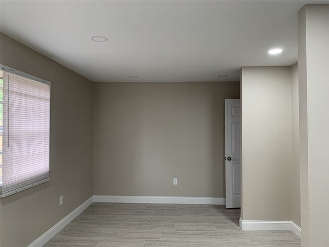 Building Photo - 14002 Rosecrest Dr