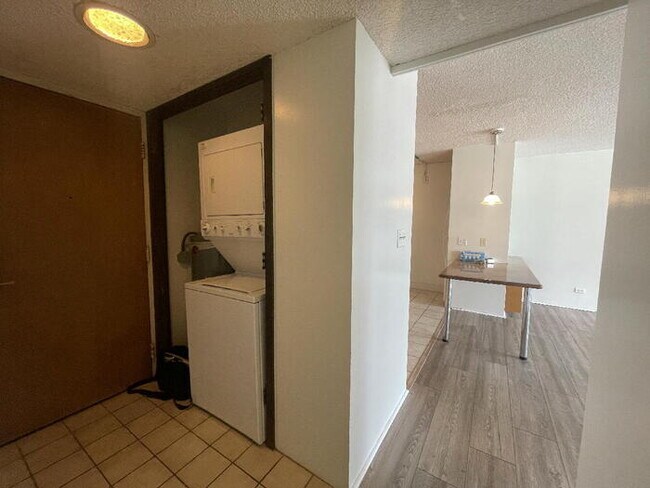 Building Photo - PUNAHOU TOWER 2/2/1 sec, W/D, pool, gym, s...