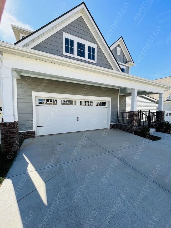 Building Photo - 4-Bedroom, 2.5-Bathroom Home with Modern A...