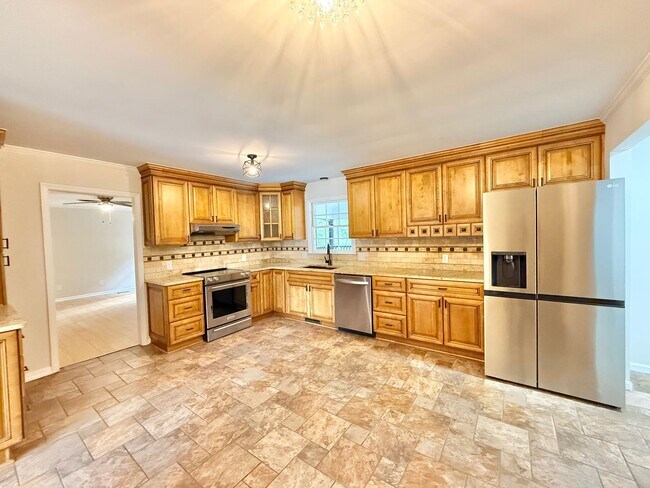 Building Photo - **OFFERING RENT PROMOTION FOR FIRST 6 MONT...