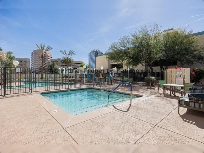 Building Photo - 207 W Clarendon Ave