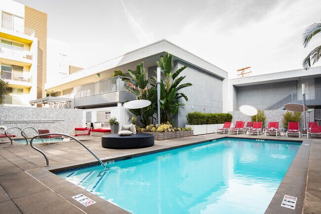 Building Photo - 7141 Santa Monica Blvd