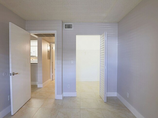 Building Photo - 5321 Summerlin Rd