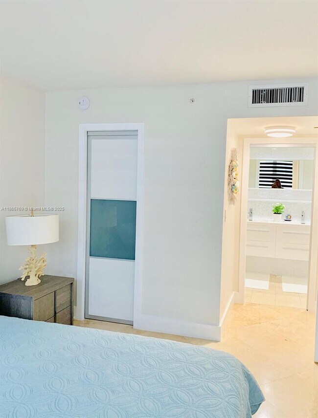 Building Photo - 6917 Collins Ave