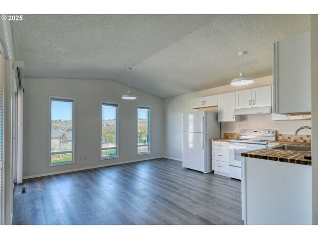 Building Photo - Charming 3 Bedroom Home