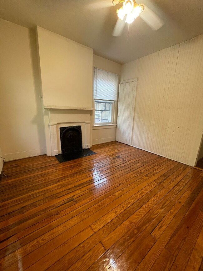 Building Photo - Amazing 3 bdrm/1.5 bath House Conveniently Located in The Heart of VCU and Downtown!