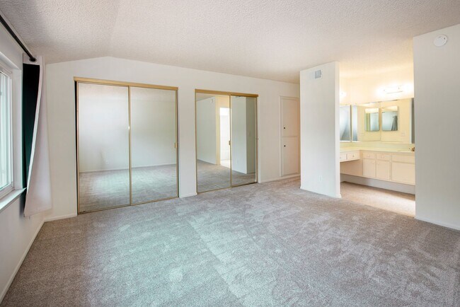 Building Photo - Spacious 4bd/2bth Home Available Now!