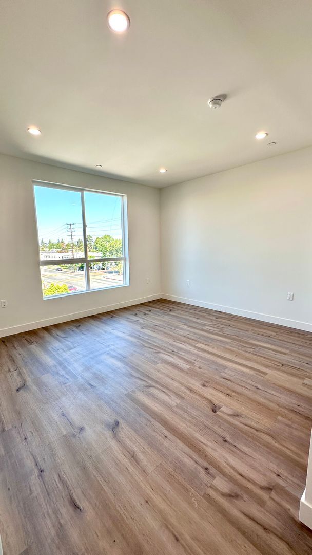 Building Photo - Stylish 2-Bedroom with In-Unit Laundry & B...