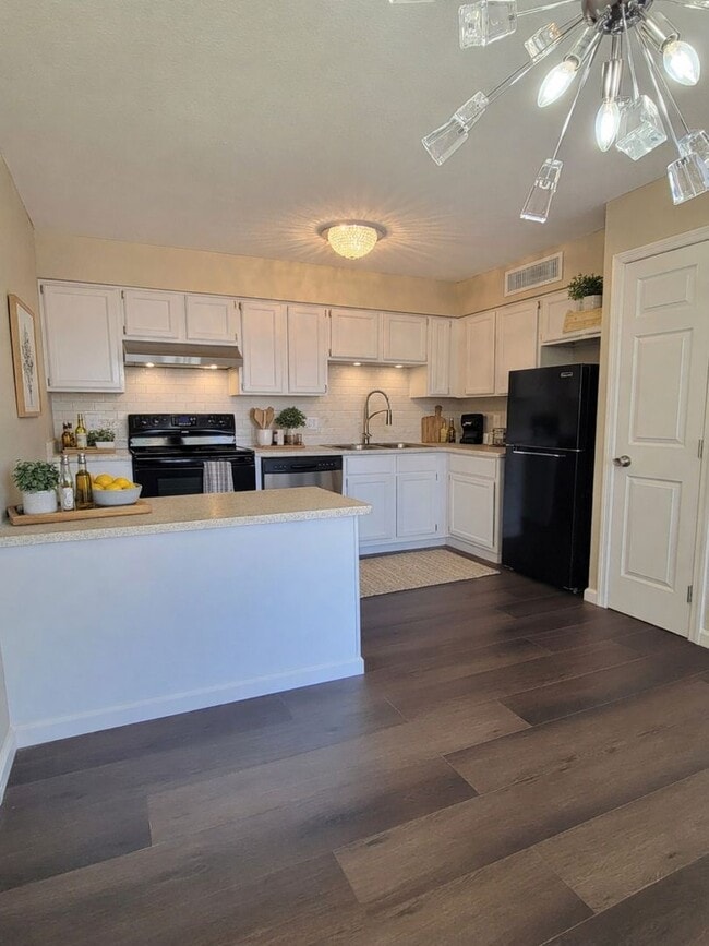 Building Photo - Cozy 1BR/1BA Condo w/ A/C • Full Kitchen Suite • Assigned Parking in Tucson