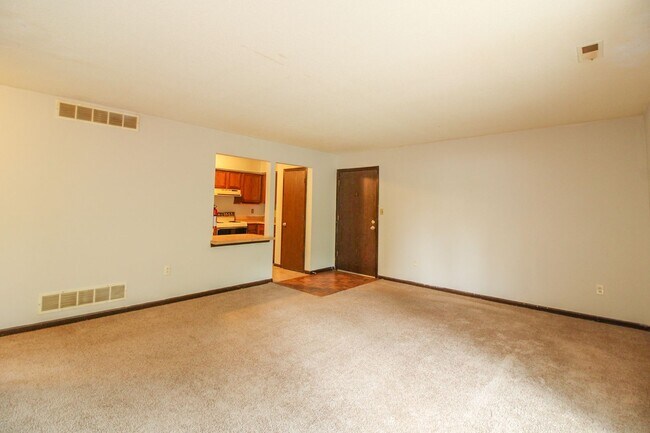 Building Photo - Condo available for rent!